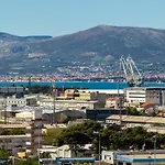 Διαμέρισμα Bura2 , With Private Parking In The Garage