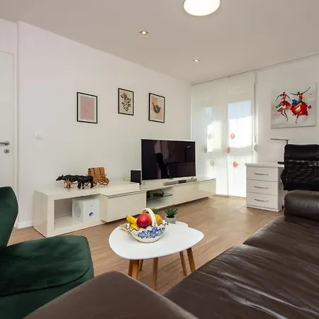 Bura2 , With Private Parking In The Garage Apartment *