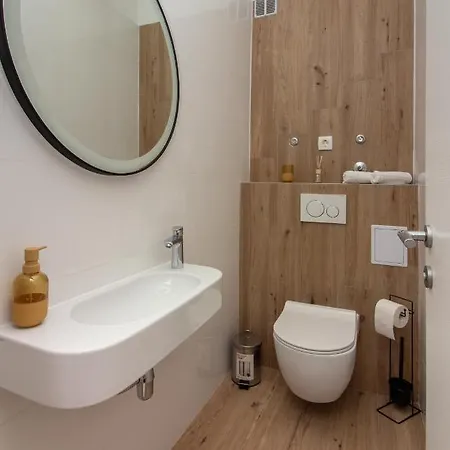 Bura2 , With Private Parking In The Garage Apartment *