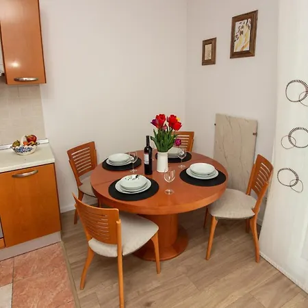 Bura2 , With Private Parking In The Garage Appartement