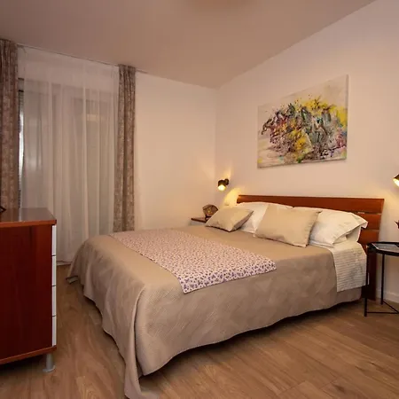 Bura2 , With Private Parking In The Garage Apartman