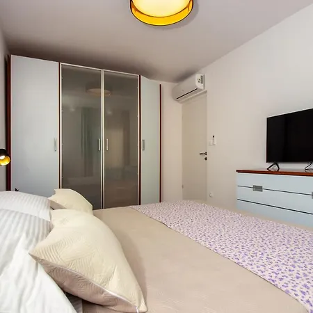 Bura2 , With Private Parking In The Garage Apartment